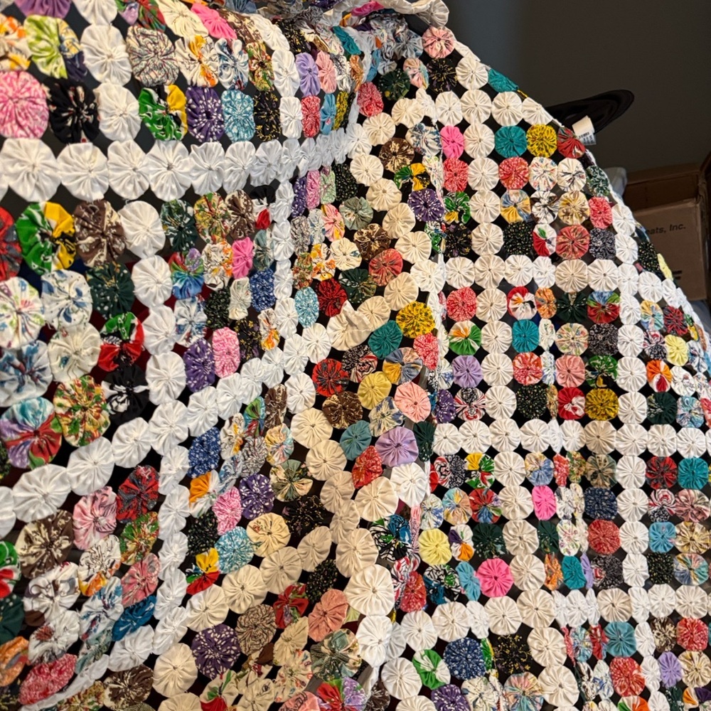 Vintage yo-yo quilt - Picture 7 of 12